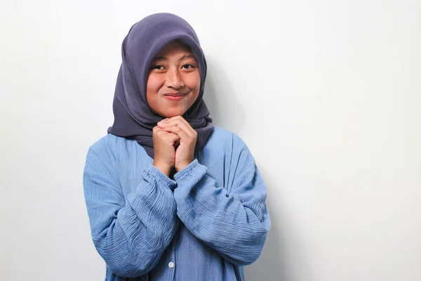 Selbstbewusstes Junges Asiatisches Mädchen Hijab Lässigem Hemd Lächelt Während Sie — Stockfoto
