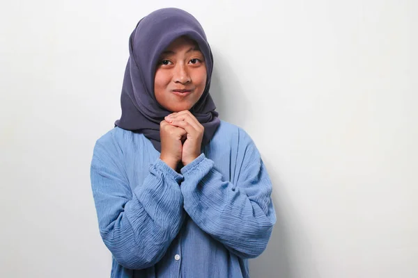 Zelfverzekerd Jong Aziatisch Meisje Hijab Gekleed Casual Shirt Glimlachen Terwijl — Stockfoto