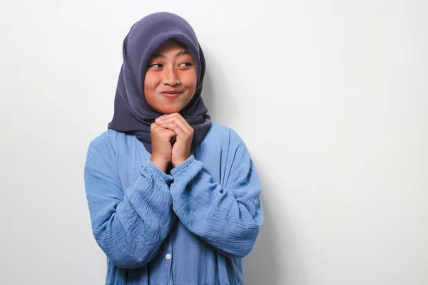 Fiducioso Giovane Ragazza Asiatica Hijab Vestito Camicia Casual Sorridente Mentre — Foto Stock