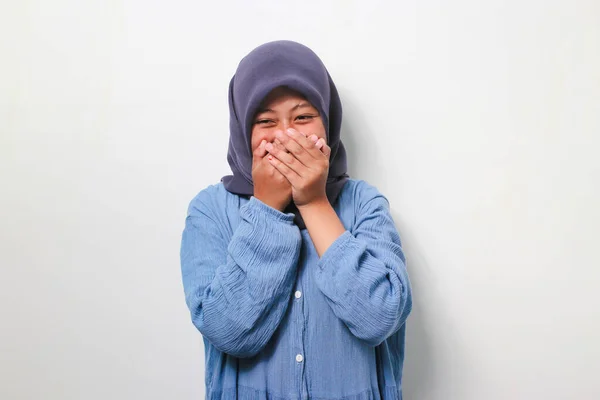 Bela Jovem Ásia Menina Hijab Vestindo Casual Camisa Rindo Embaraçado — Fotografia de Stock