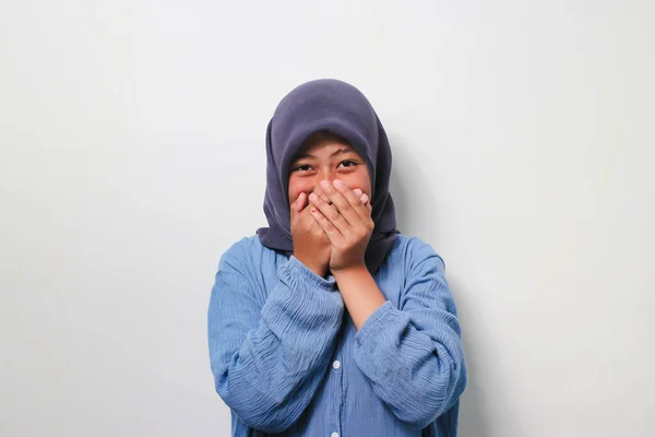 Mooi Jong Aziatisch Meisje Hijab Dragen Casual Shirt Lachen Beschaamd — Stockfoto