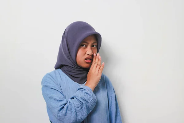 Rapariga Asiática Irritada Hijab Vestida Com Camisa Casual Segurando Mão — Fotografia de Stock