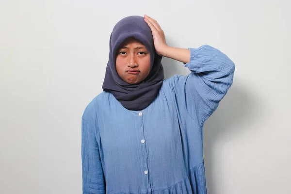 Piękna Młoda Azjatka Hidżabie Luźnej Koszuli Chwytająca Się Głowę Myśląc — Zdjęcie stockowe