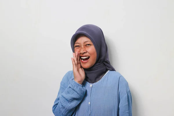 Hermosa Joven Asiática Hijab Vestida Con Camisa Casual Sosteniendo Mano —  Fotos de Stock