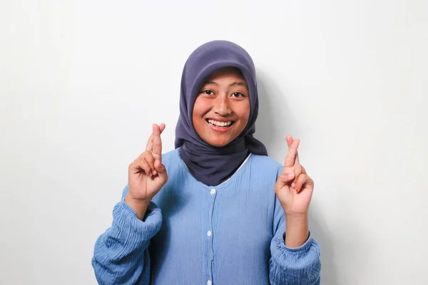 Krásná Mladá Asijská Dívka Hidžábu Drží Prsty Křížem Pro Štěstí — Stock fotografie