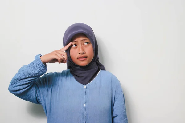 Przemyślana Młoda Azjatka Hidżabie Ubrana Luźną Koszulę Myśli Uśmiechem Twarzy — Zdjęcie stockowe