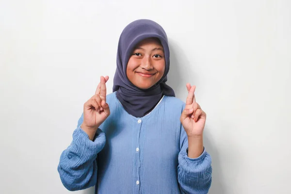 Mooi Jong Aziatisch Meisje Hijab Houden Vingers Gekruist Voor Geluk — Stockfoto