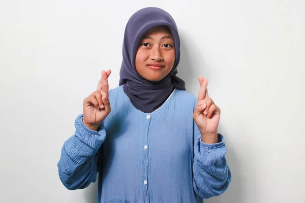 Beautiful Young Asian Girl Hijab Holding Fingers Crossed Good Luck — Stock Photo, Image