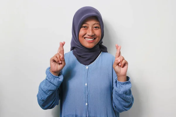 Schöne Junge Asiatische Mädchen Hijab Drückt Die Daumen Für Viel — Stockfoto