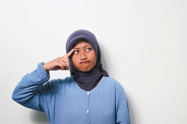 Pensativo Chica Asiática Joven Hijab Vestido Con Camisa Casual Está —  Fotos de Stock