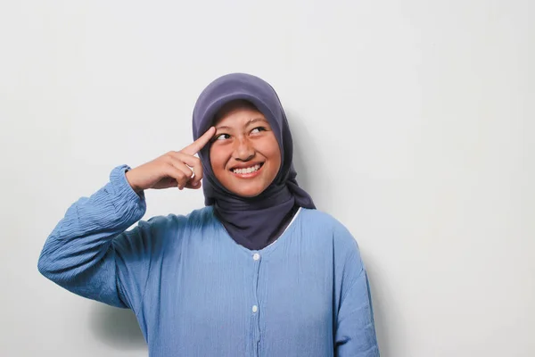 Przemyślana Młoda Azjatka Hidżabie Ubrana Luźną Koszulę Myśli Uśmiechem Twarzy — Zdjęcie stockowe