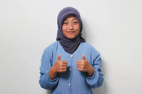 Glada Unga Asiatiska Flicka Hijab Klädd Ledig Skjorta Gör Dubbel — Stockfoto