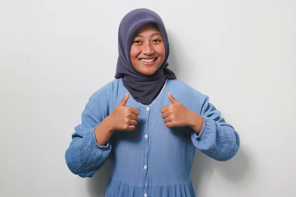 Wesoła Młoda Azjatka Hidżabie Ubrana Luźną Koszulę Robi Podwójne Kciuki — Zdjęcie stockowe