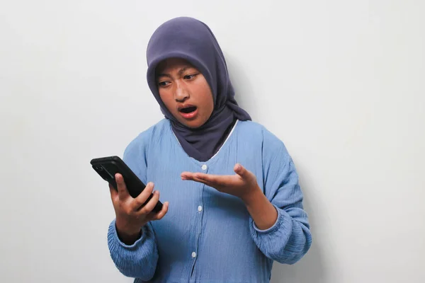 Confundido Chica Asiática Joven Hijab Vestido Con Camisa Casual Sosteniendo —  Fotos de Stock