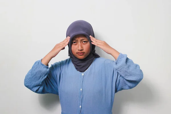 Piękna Młoda Azjatka Hidżabie Luźnej Koszuli Chwytająca Się Głowę Myśląc — Zdjęcie stockowe