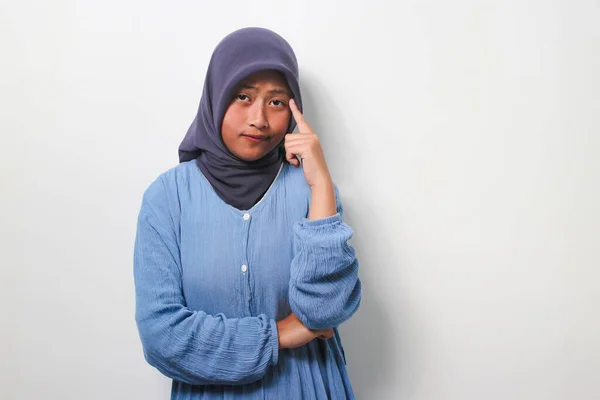 Intrigado Preocupado Jovem Menina Asiática Hijab Vestido Com Camisa Casual — Fotografia de Stock