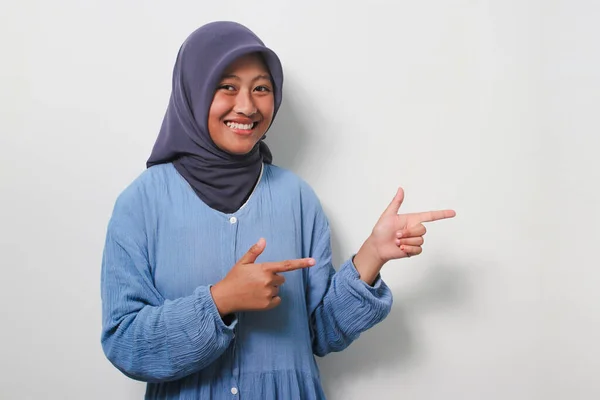 Eccitato Giovane Ragazza Asiatica Hijab Vestito Con Camicia Casual Indicando — Foto Stock