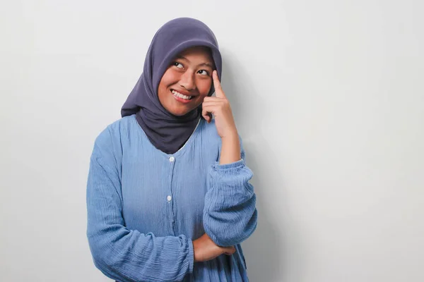 Προσεκτική Νεαρή Ασιάτισσα Χιτζάμπ Ντυμένη Casual Πουκάμισο Σκέφτεται Χαμογελαστό Πρόσωπο — Φωτογραφία Αρχείου
