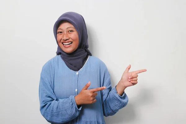 Eccitato Giovane Ragazza Asiatica Hijab Vestito Con Camicia Casual Indicando — Foto Stock