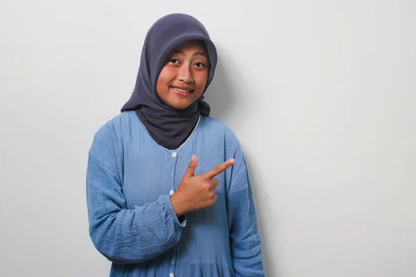 Aufgeregt Junges Asiatisches Mädchen Hijab Lässigem Hemd Zeigt Mit Dem — Stockfoto