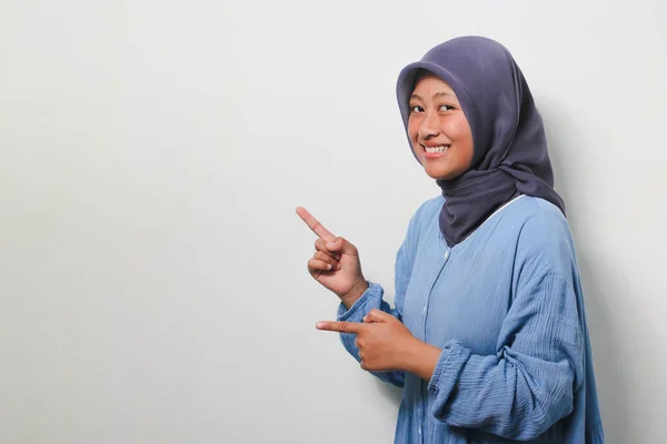 Emocionado Joven Asiática Chica Hijab Vestido Con Camisa Casual Señalando —  Fotos de Stock