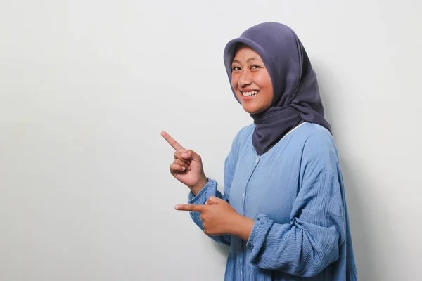 Spännande Ung Asiatisk Flicka Hijab Klädd Ledig Skjorta Pekar Finger — Stockfoto