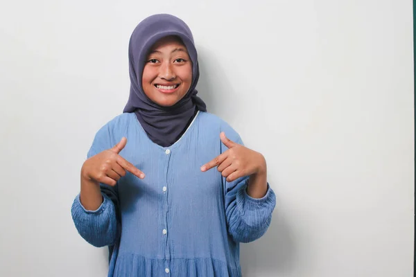 Podekscytowana Młoda Azjatka Hidżabie Ubrana Luźną Koszulę Wskazującą Palcem Dół — Zdjęcie stockowe