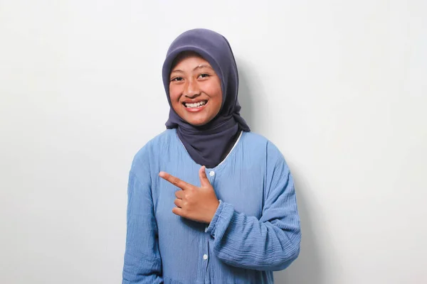 Захоплена Дівчина Азії Хіджабі Одягнена Сорочку Спрямовану Пальця Сторону Копіювального — стокове фото