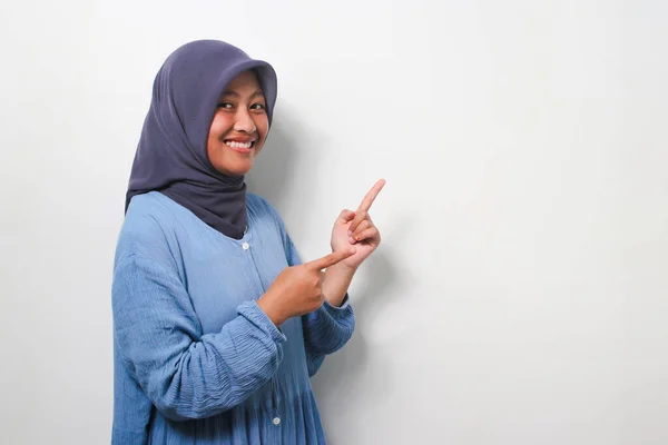 Opgewonden Jong Aziatisch Meisje Hijab Gekleed Casual Shirt Wijzend Vinger — Stockfoto