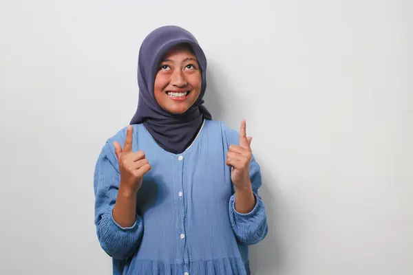 Lenyűgözött Fiatal Ázsiai Lány Hidzsáb Öltözött Alkalmi Ing Mutatva Ujját — Stock Fotó