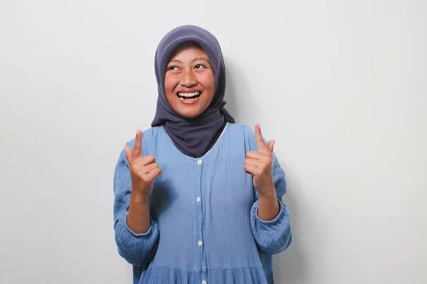 Niesamowite Młody Azji Dziewczyna Hidżab Ubrany Casual Koszula Wskazując Palec — Zdjęcie stockowe