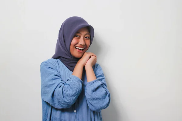 Confident Young Asian Girl Χιτζάμπ Ντυμένη Casual Πουκάμισο Χαμογελώντας Κοιτάζοντας — Φωτογραφία Αρχείου