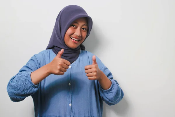 Glada Unga Asiatiska Flicka Hijab Klädd Ledig Skjorta Gör Dubbel — Stockfoto