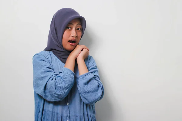 Уверенная Молодая Азиатка Хиджабе Одетая Повседневную Рубашку Улыбается Глядя Камеру — стоковое фото