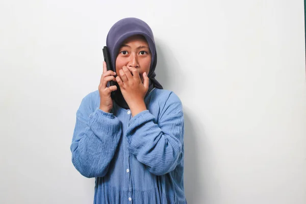 Возбужденная Молодая Азиатка Хиджабе Одетая Повседневную Рубашку Прикрывающую Рот Разговаривая — стоковое фото
