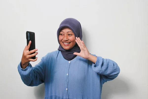 Alegre Joven Asiática Hijab Vestida Con Camisa Casual Levantando Mano —  Fotos de Stock