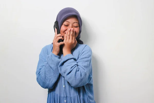 Счастливая Молодая Азиатка Хиджабе Одетая Повседневную Рубашку Хихикает Смеется Разговаривая — стоковое фото