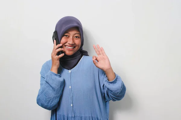 Happy Young Asian Girl Hijab Dressed Casual Shirt Say Hello — Stock Photo, Image
