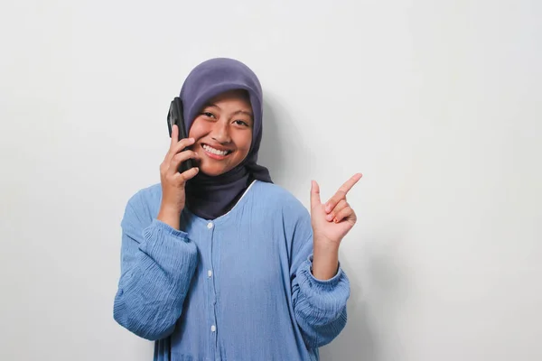 Счастливая Молодая Азиатка Хиджабе Одетая Повседневную Рубашку Звонит Указывая Пальцем — стоковое фото
