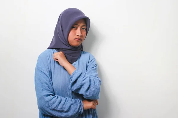 Młoda Azjatka Hidżabie Ubrana Luźną Koszulę Myśląca Czymś Podejrzanym Odizolowanym — Zdjęcie stockowe