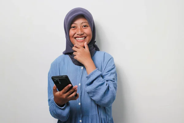 Beyaz Arka Planda Izole Edilmiş Akıllı Telefonu Tutarken Gülümseyerek Tesettüre — Stok fotoğraf
