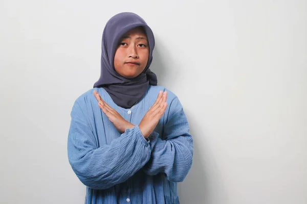 Missnöjd Ung Asiatisk Flicka Hijab Klädd Ledig Skjorta Korsade Hennes — Stockfoto