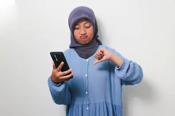 Nieszczęśliwa Młoda Azjatka Hidżabie Ubrana Luźną Koszulę Robi Kciuk Dół — Zdjęcie stockowe