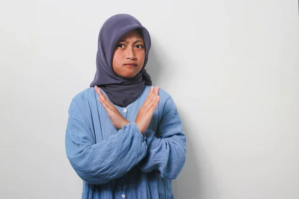 Missnöjd Ung Asiatisk Flicka Hijab Klädd Ledig Skjorta Korsade Hennes — Stockfoto