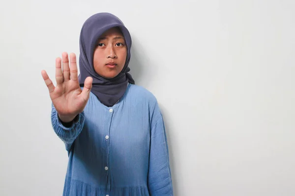 Disgustado Joven Asiática Chica Hijab Vestido Con Casual Camisa Haciendo —  Fotos de Stock
