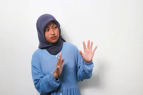 Unzufriedene Junge Asiatin Hijab Lässigem Hemd Macht Stop Geste Sagt — Stockfoto