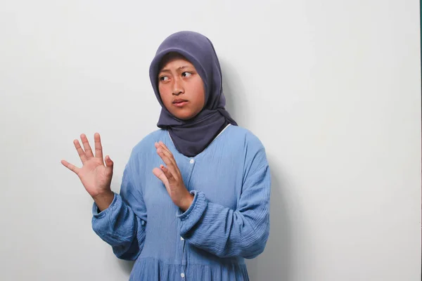 Недовольная Молодая Азиатка Хиджабе Одетая Повседневную Рубашку Делает Остановку Жеста — стоковое фото