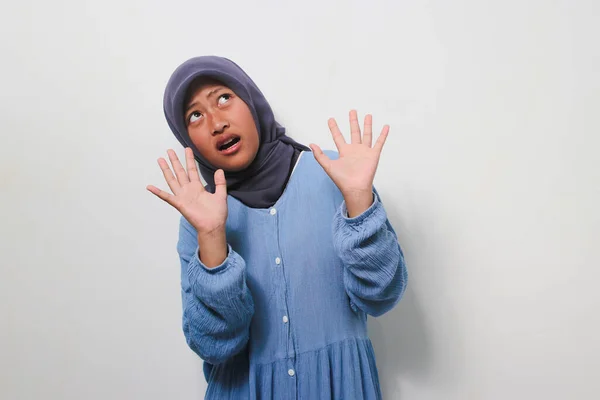 Olycklig Ung Asiatisk Flicka Hijab Bär Casual Skjorta Lyfta Händerna — Stockfoto