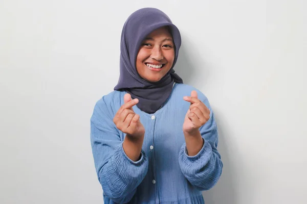 Веселая Молодая Азиатка Хиджабе Повседневной Рубашке Скрестив Пальцы Демонстрирует Корейский — стоковое фото