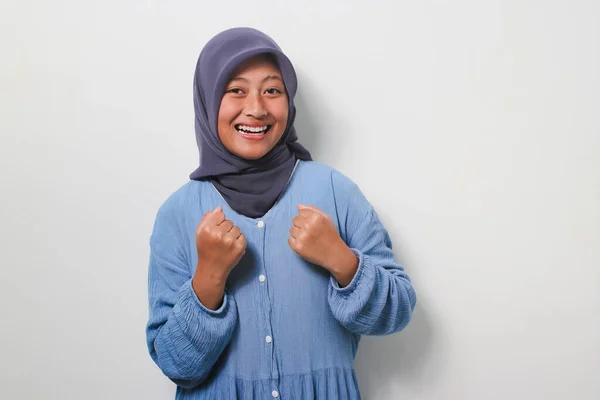 Podniecona Młoda Azjatka Hidżabie Podnosząc Pięść Świętując Sukces Odizolowany Białym — Zdjęcie stockowe
